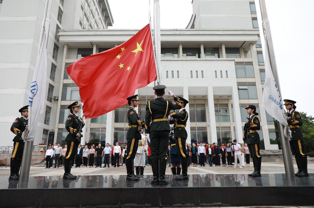 庆祝上海解放75周年、纪念尊龙凯时建校102周年暨庆祝尊龙凯时新合并组建30周年升旗仪式举行-尊龙凯时