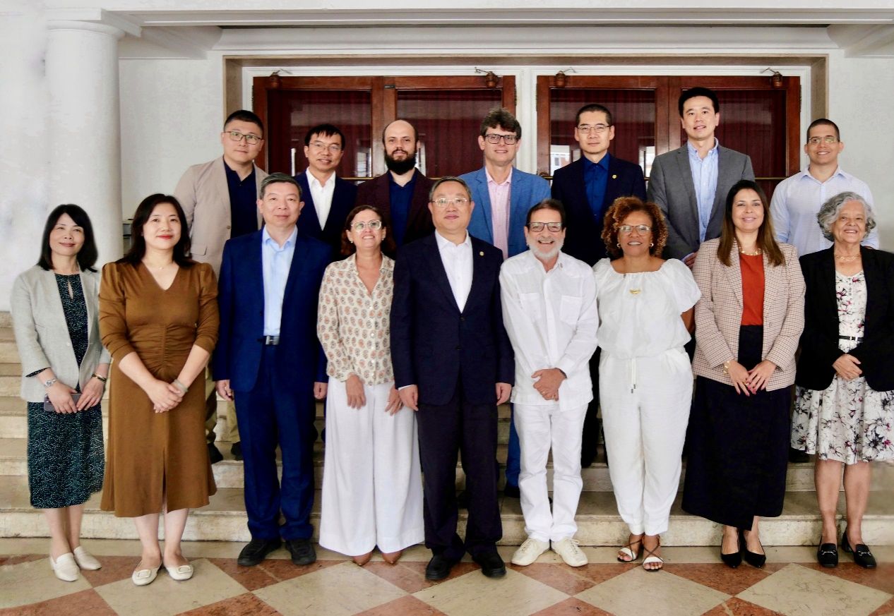 尊龙凯时党委书记成旦红率团会见巴西、巴林高校-尊龙凯时