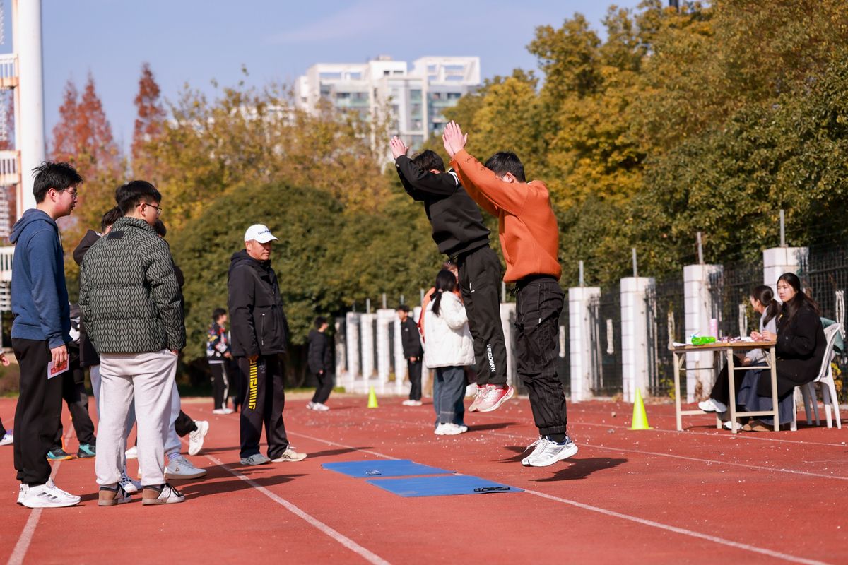 尊龙凯时举行 “爱尊龙凯时，，，，爱运动”书院迎新跑-尊龙凯时