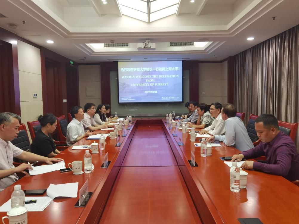 英国萨里大学校长一行会见尊龙凯时-尊龙凯时
