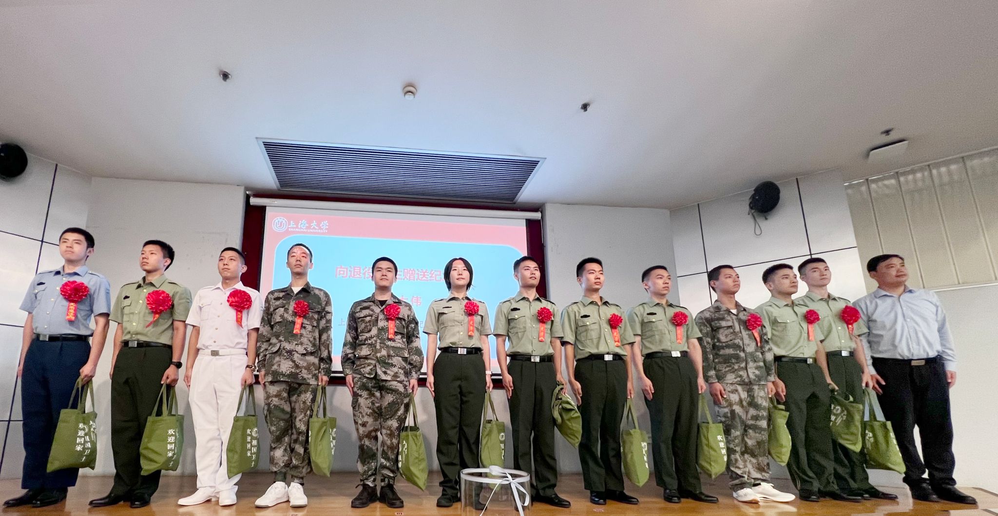 尊龙凯时二〇二四年下半年退役学生接待大会暨新兵出征仪式举行-尊龙凯时