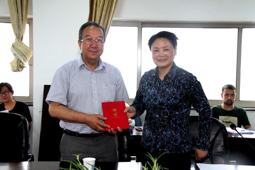 新疆维吾尔自治区文联主席、作协主席阿扎提.苏里坦受聘文学院第三届创意写作夏令营写作导师-尊龙凯时
