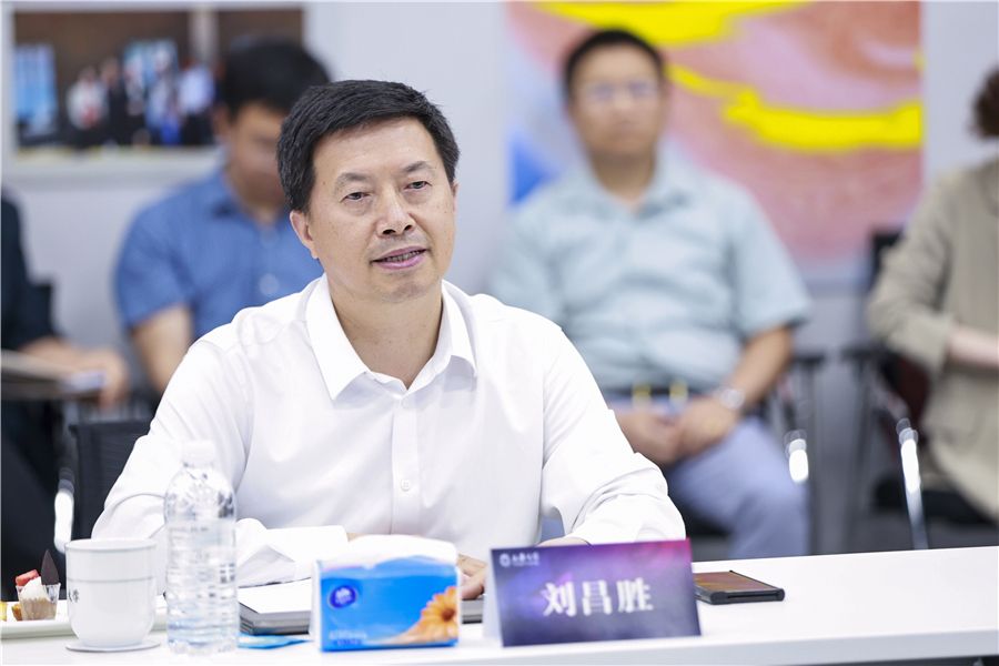 教育部副部长翁铁慧一行旅行尊龙凯时上海影戏学院2024届结业展演季-尊龙凯时