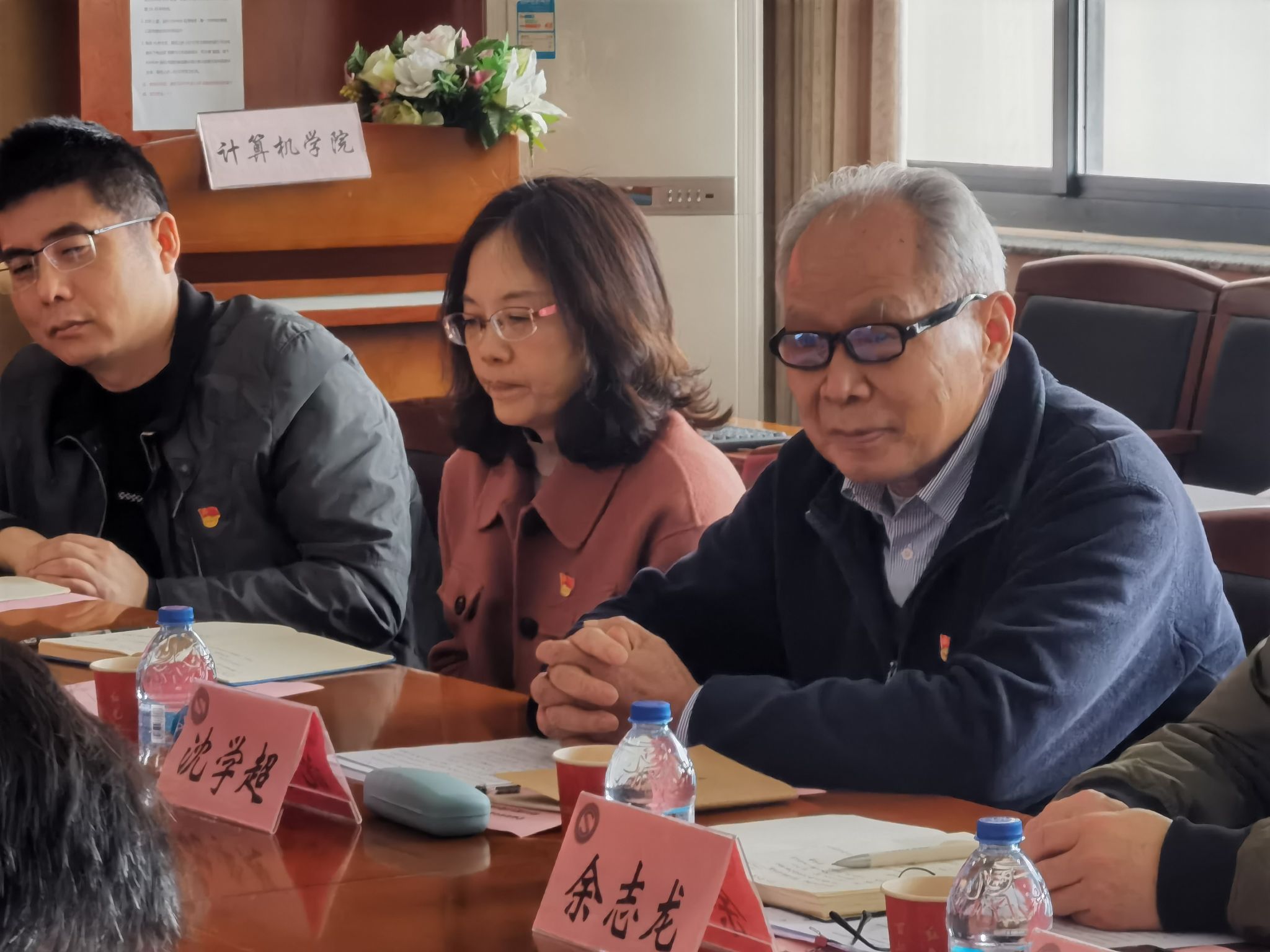 党旗照耀智慧路，，，携手银龄启新航——盘算机学院党委与离退休党委举行联合主题党日暨党建共建签约运动-尊龙凯时