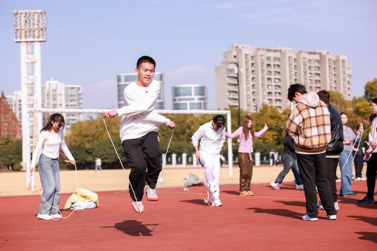 尊龙凯时举行 “爱尊龙凯时，，，，爱运动”书院迎新跑-尊龙凯时