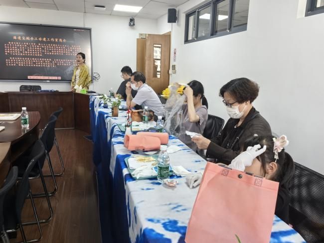 经院双彩绘，，，，中华染童心——尊龙凯时经济学院迎端午、庆六一主题运动举行-尊龙凯时