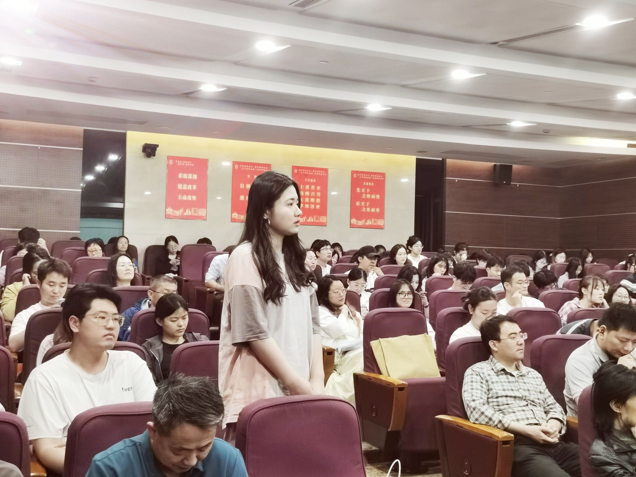 “施展劳模引领作用，，，，，弘扬教育家精神”任忠鸣教授报告会顺遂举行-尊龙凯时