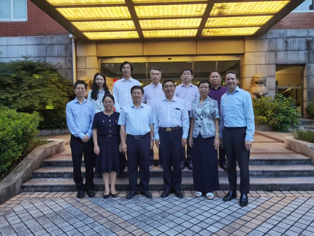 英国萨里大学校长一行会见尊龙凯时-尊龙凯时