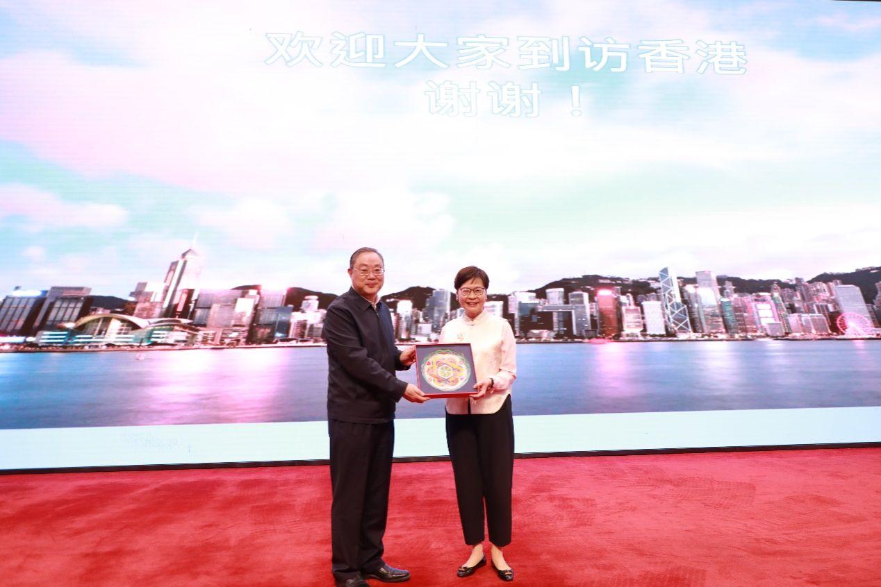 林郑月娥女士到访尊龙凯时并与师生交流互动-尊龙凯时