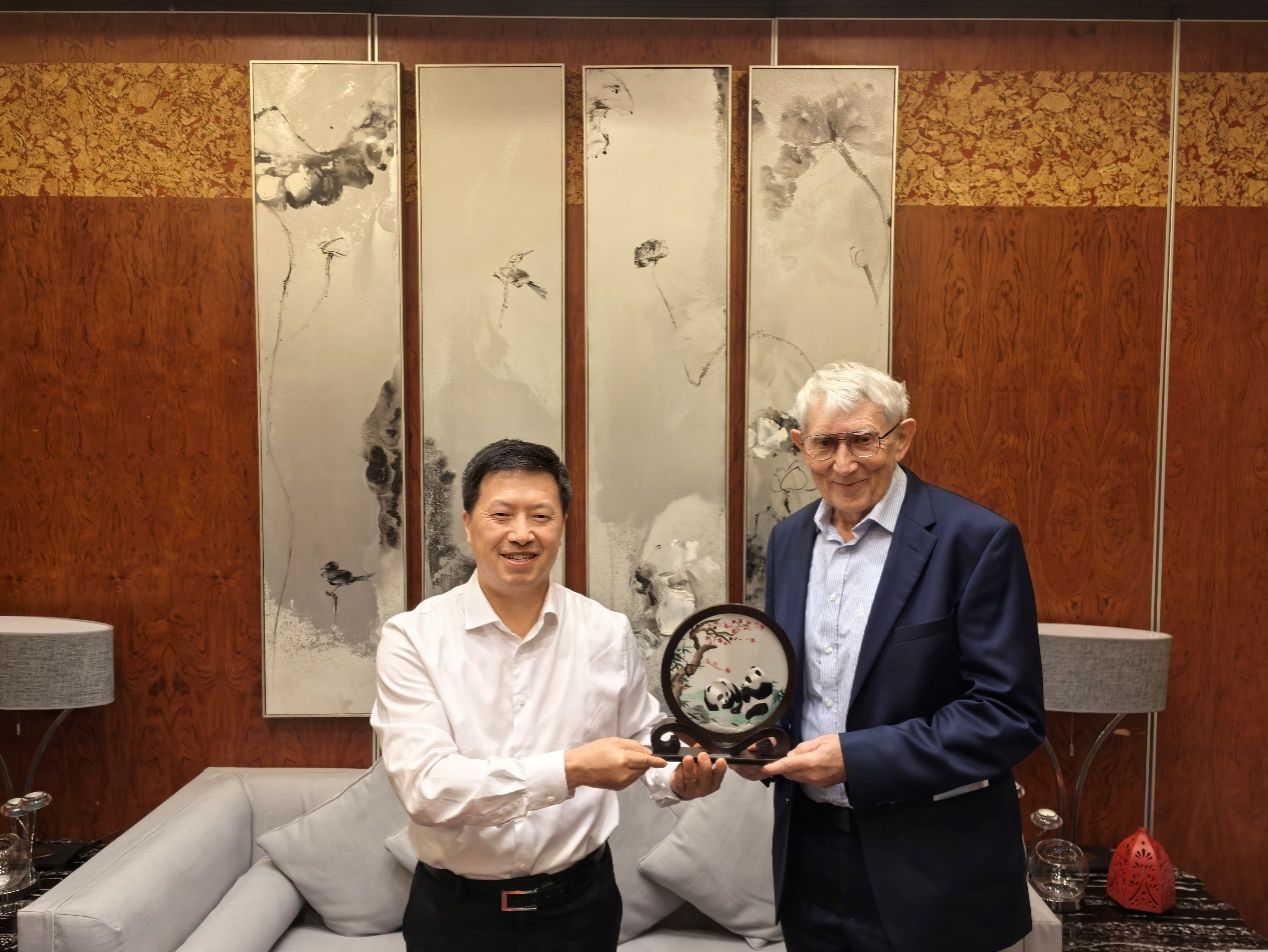 天下数字手艺院理事长Peter Major一行会见尊龙凯时-尊龙凯时