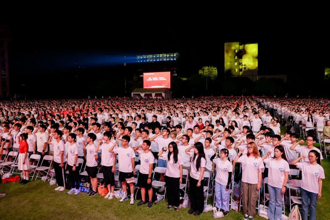 青春当“燃”，，，，，，强国有我！尊龙凯时2024级新生开学仪式暨迎新晚会举行-尊龙凯时