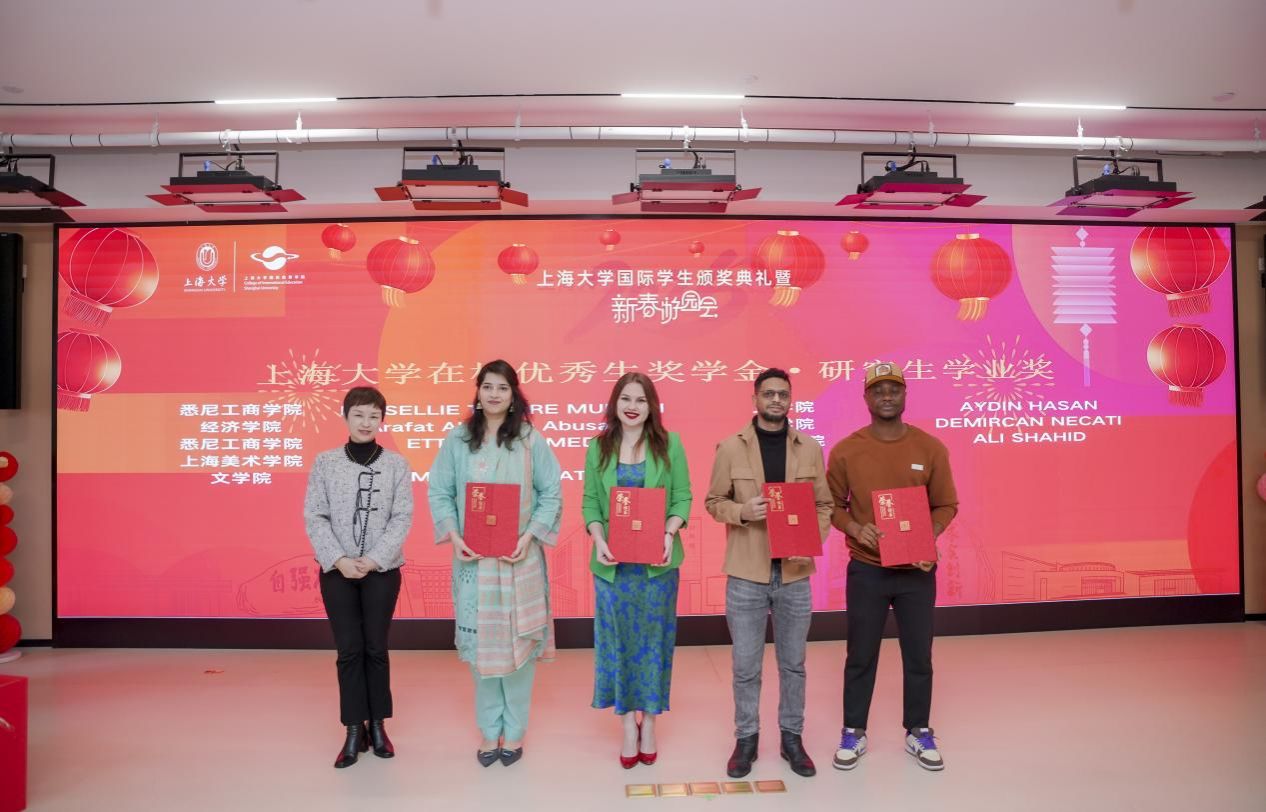 尊龙凯时国际学生颁奖仪式暨2025新春游园会乐成举行-尊龙凯时