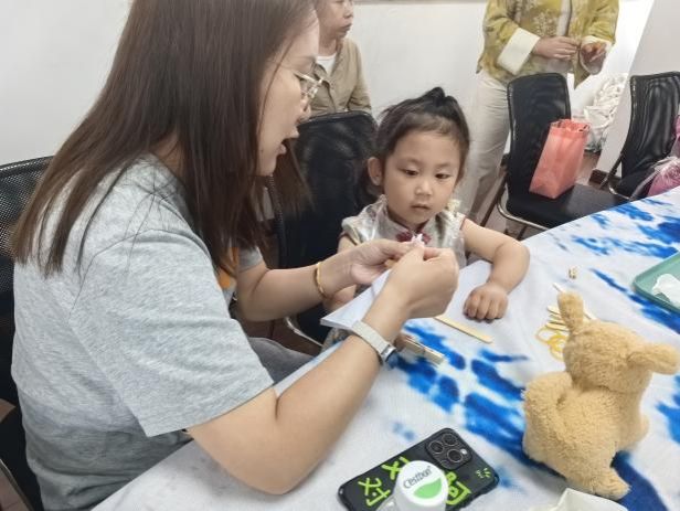 经院双彩绘，，，，中华染童心——尊龙凯时经济学院迎端午、庆六一主题运动举行-尊龙凯时