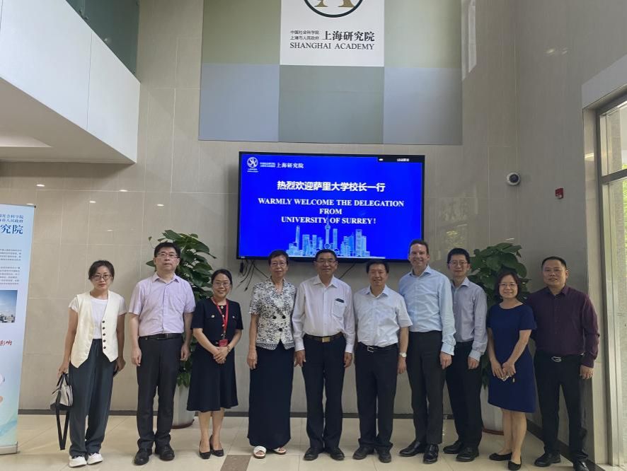 英国萨里大学校长一行会见尊龙凯时-尊龙凯时
