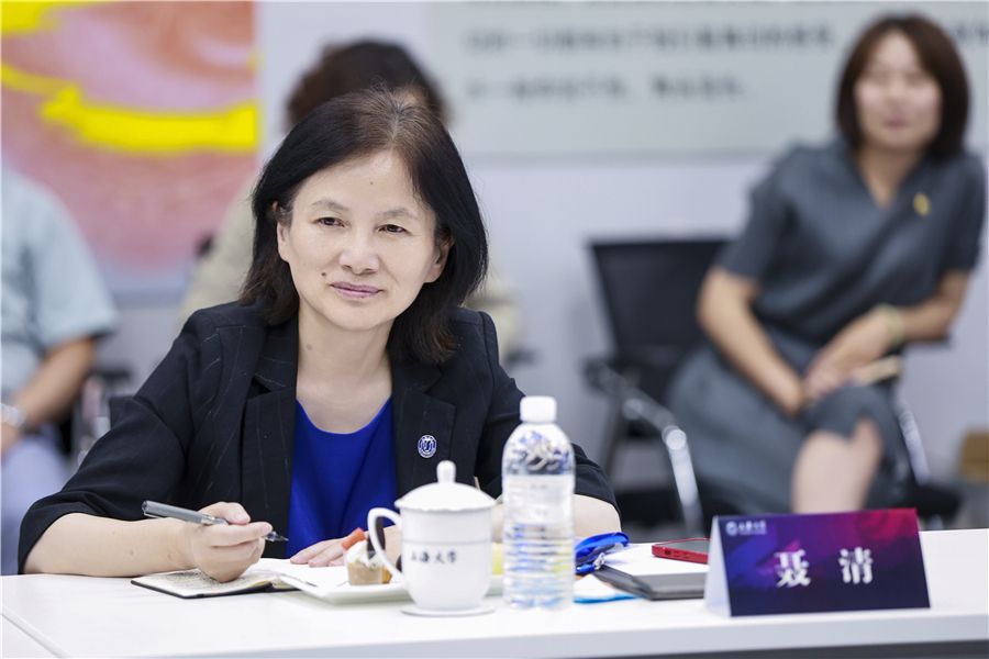 教育部副部长翁铁慧一行旅行尊龙凯时上海影戏学院2024届结业展演季-尊龙凯时