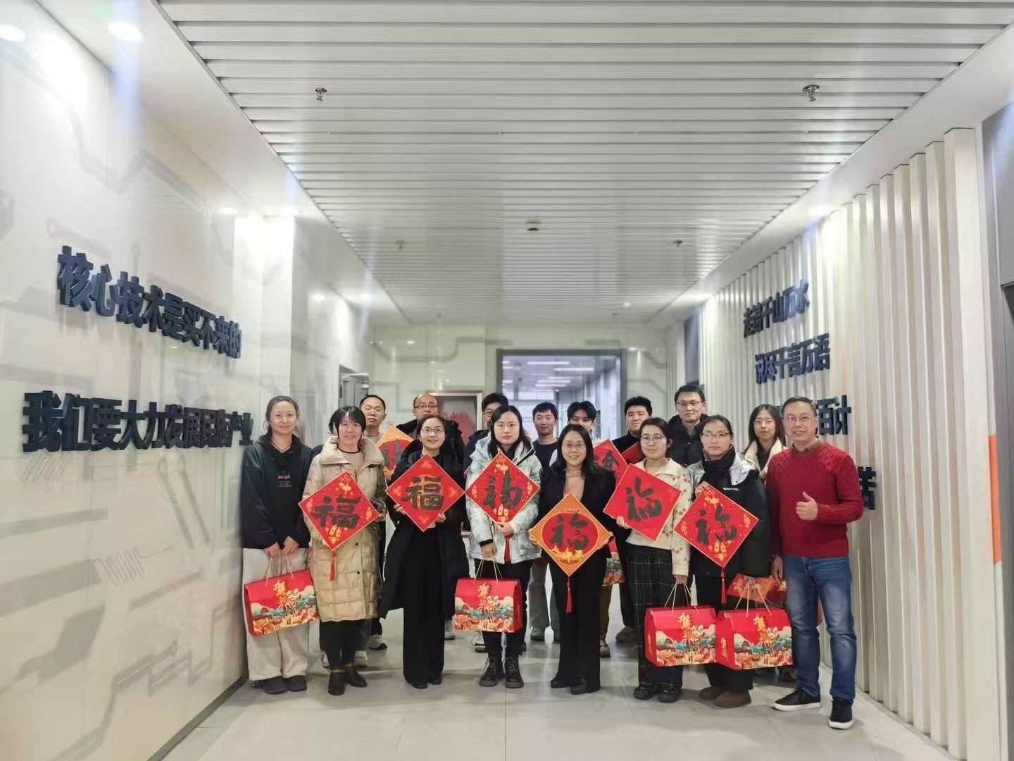 校向导探望慰问微电子学院寒假留校学生-尊龙凯时