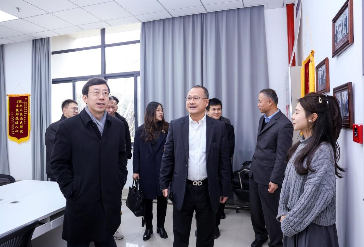 蔡冠深博士与法学院师生座谈交流运动顺遂举行-尊龙凯时