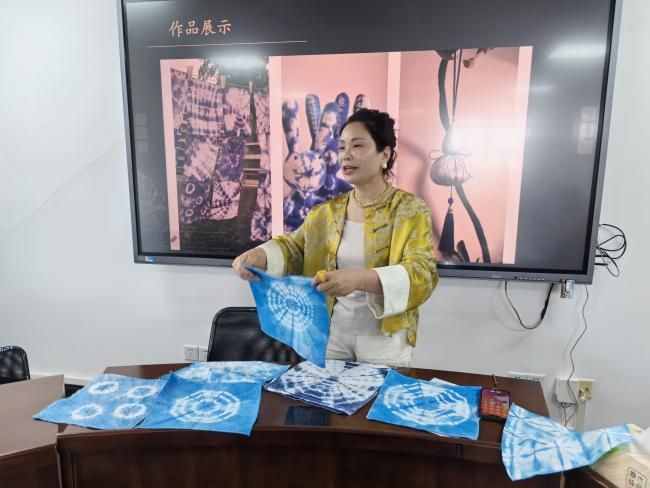 经院双彩绘，，，，中华染童心——尊龙凯时经济学院迎端午、庆六一主题运动举行-尊龙凯时