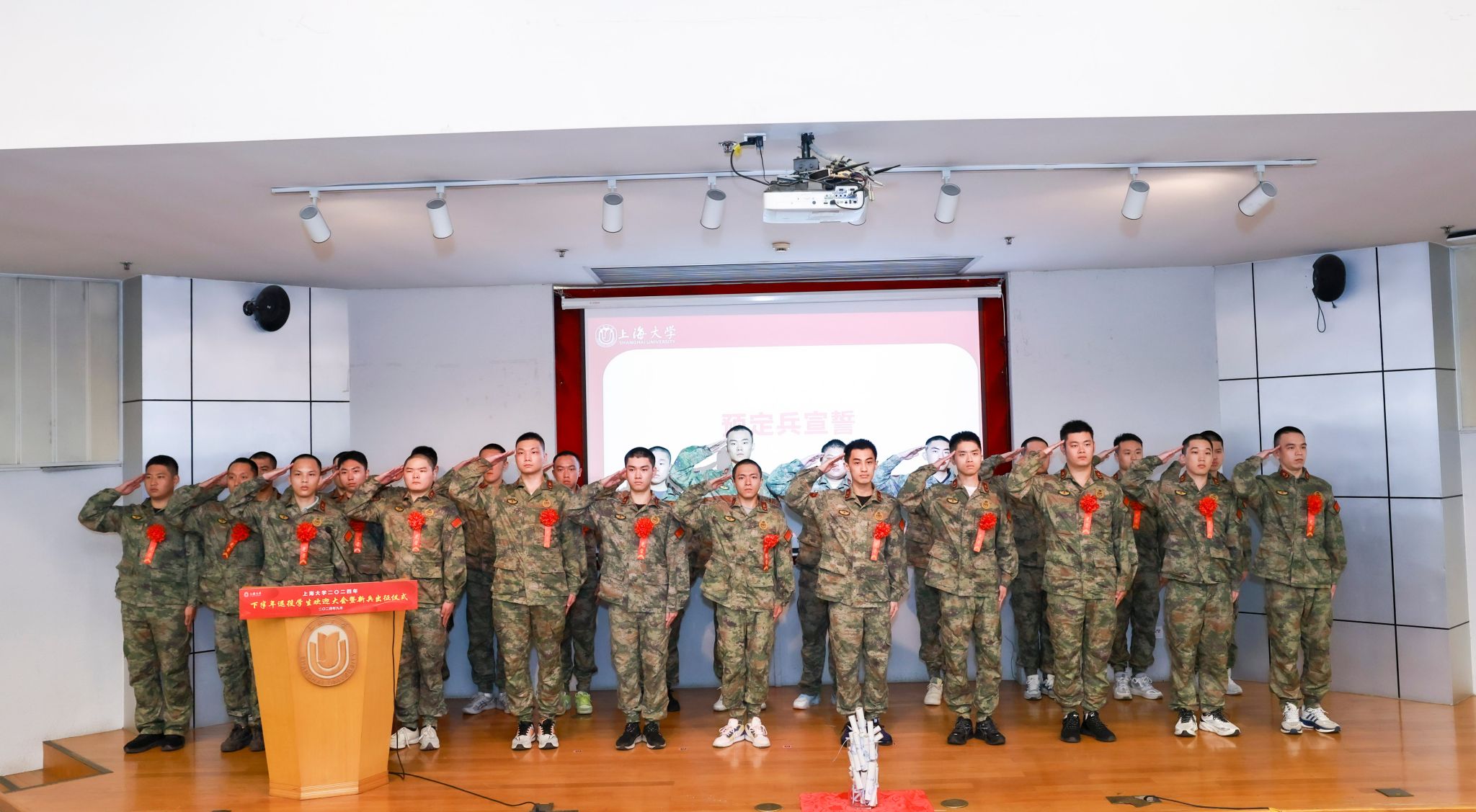 尊龙凯时二〇二四年下半年退役学生接待大会暨新兵出征仪式举行-尊龙凯时