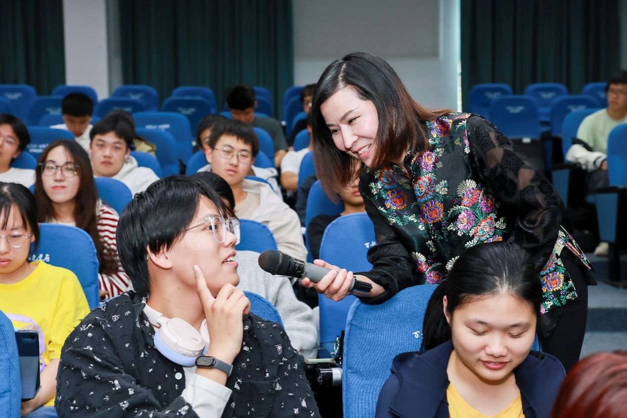 劳模走进尊龙凯时思政课  陶醉式演绎“半马苏河，，，，，，工运之声”-尊龙凯时