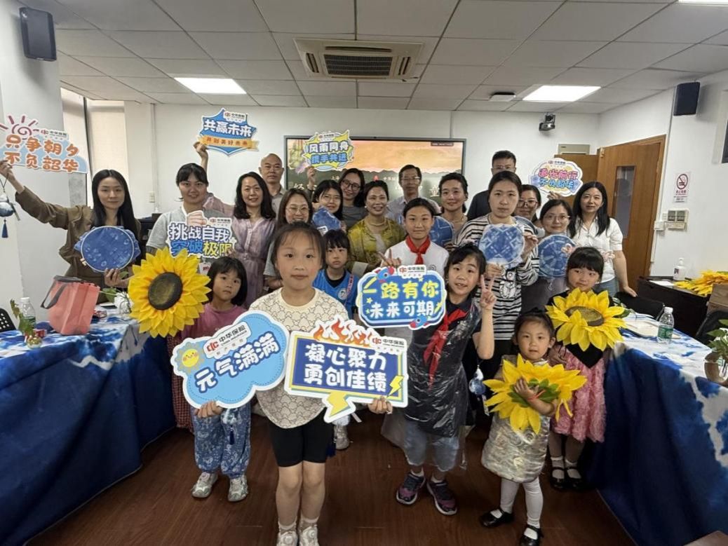 经院双彩绘，，，，中华染童心——尊龙凯时经济学院迎端午、庆六一主题运动举行-尊龙凯时