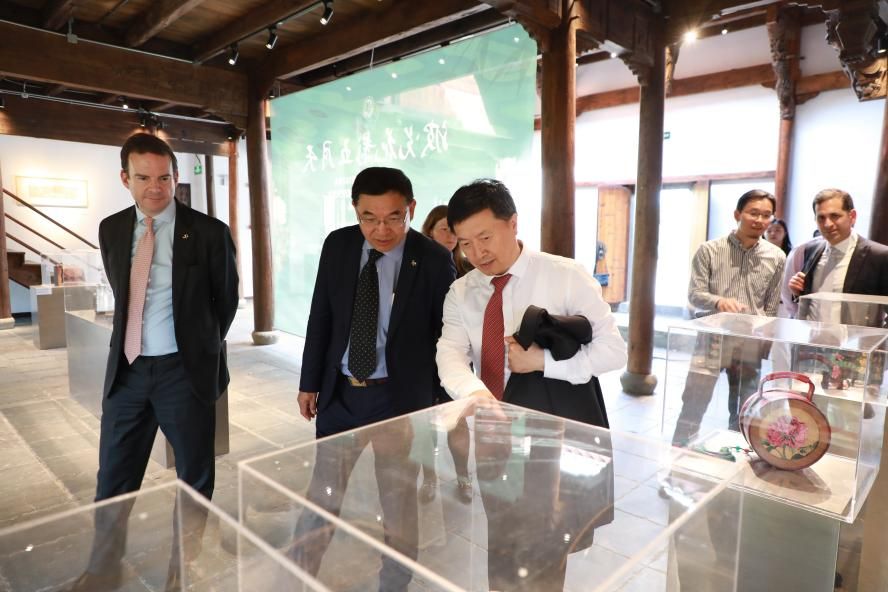 英国萨里大学校长一行会见尊龙凯时-尊龙凯时