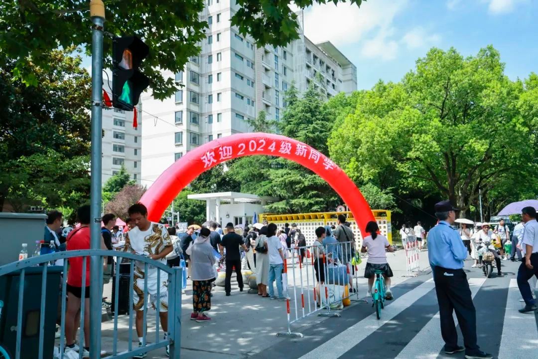 逐梦新起点 启航新征程！尊龙凯时2024年本科生新生报到啦-尊龙凯时