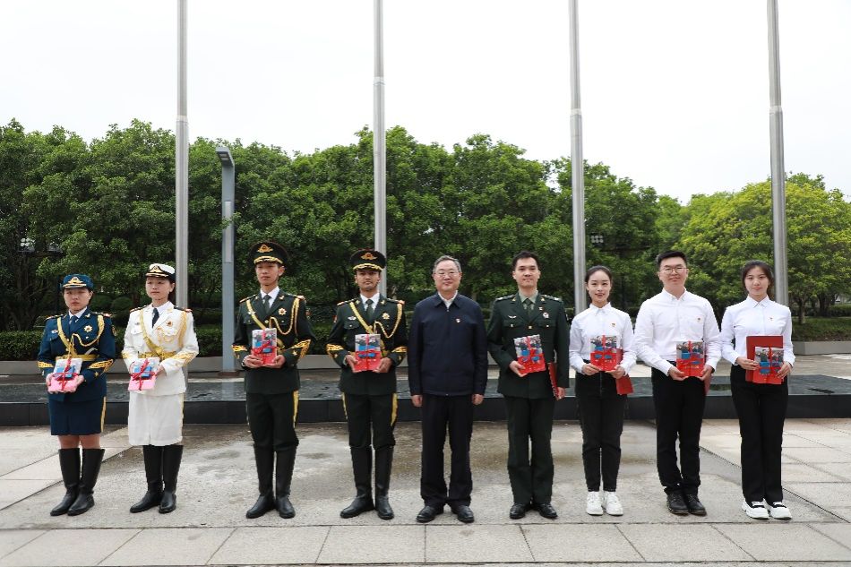 庆祝上海解放75周年、纪念尊龙凯时建校102周年暨庆祝尊龙凯时新合并组建30周年升旗仪式举行-尊龙凯时