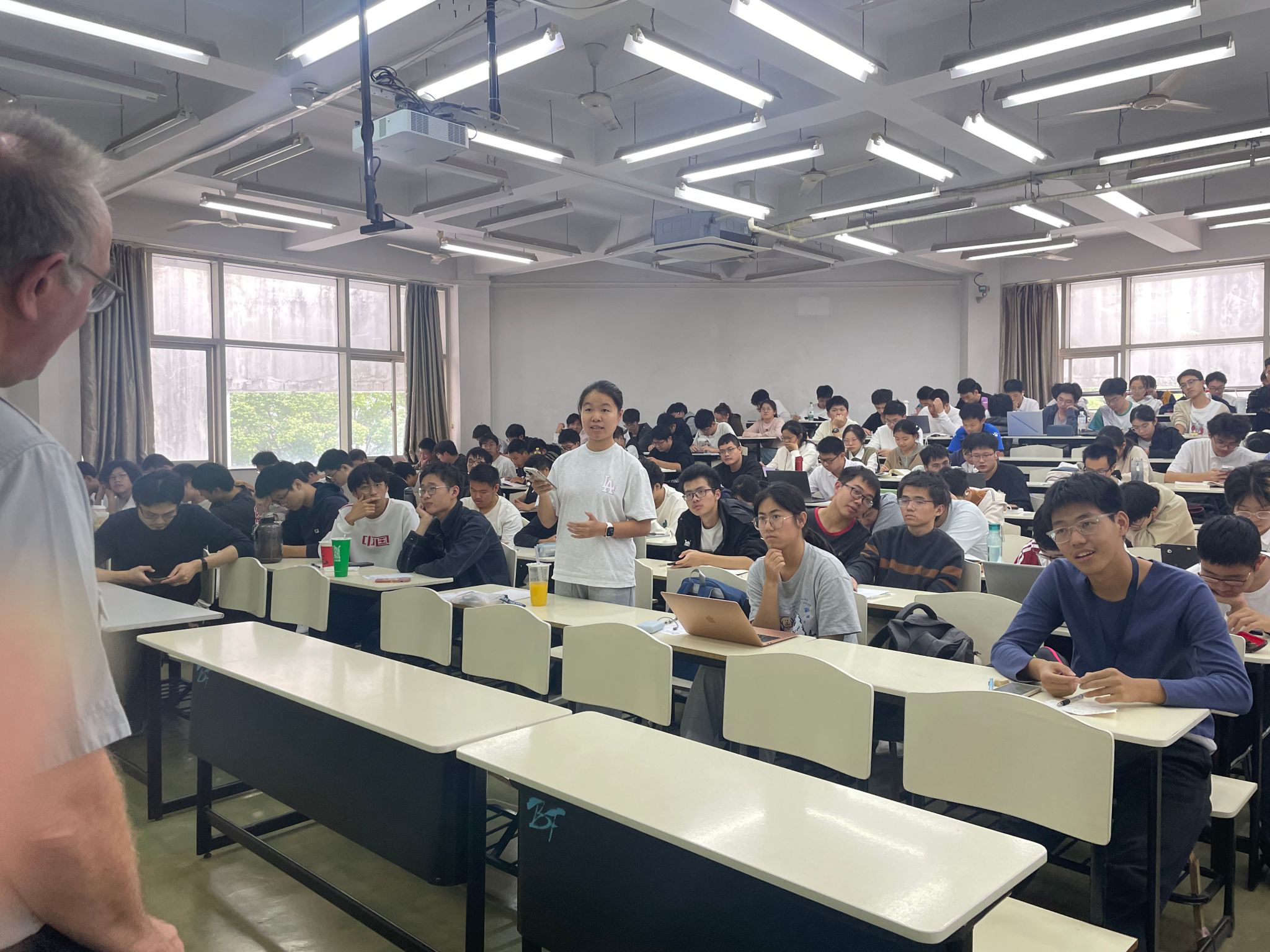 钱伟长讲坛第84讲《On solitons, discrete integrability and mathematical miracles》顺遂开讲-尊龙凯时