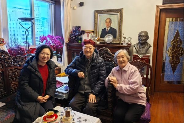 民进尊龙凯时委员会亲热慰问老会员-尊龙凯时