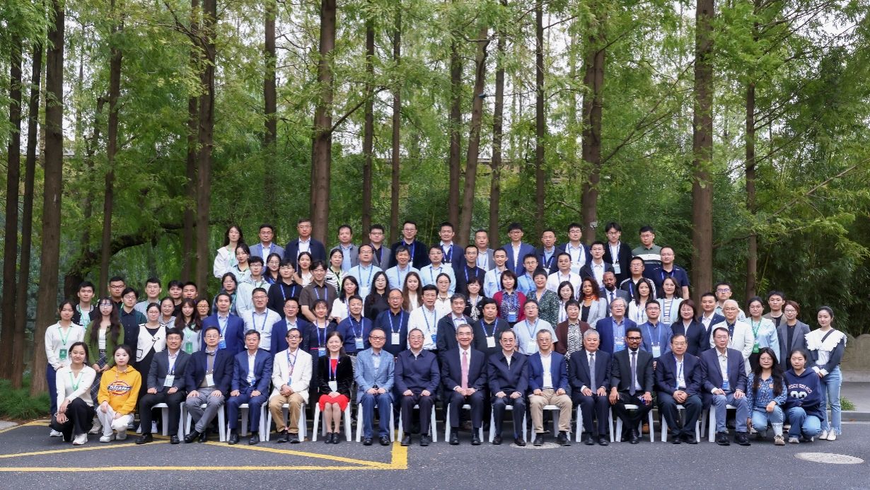 《中国的事业》出书30周年座谈会暨建构中国自主的经济学知识系统钻研会在尊龙凯时举行-尊龙凯时