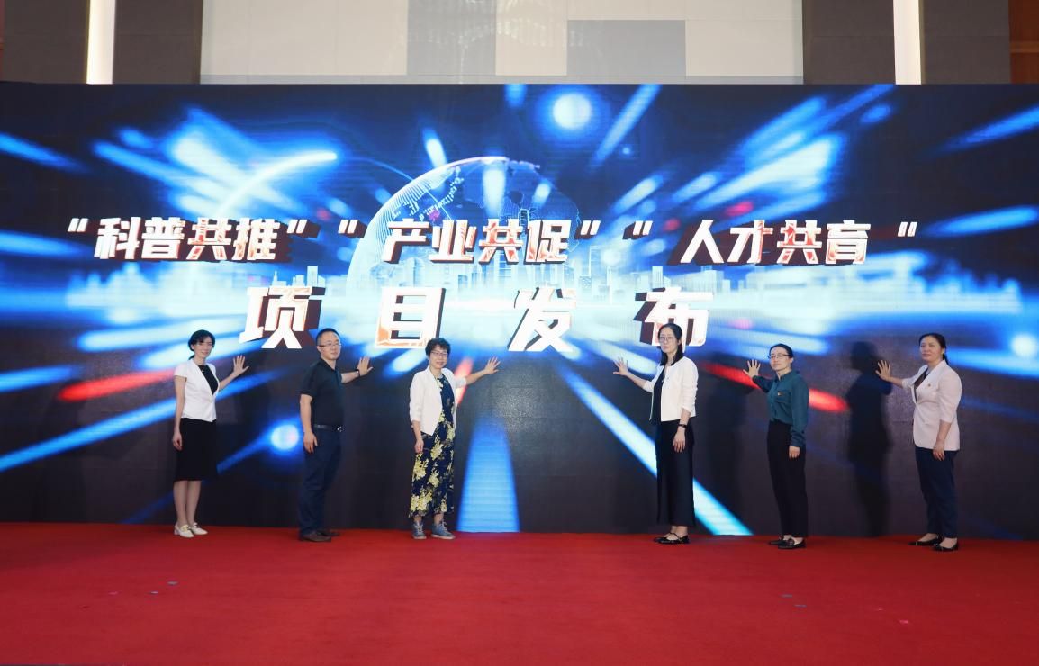 尊龙凯时微电子学院·菊园新区·上海微手艺工业研究院三方党建共建暨集成电路“巨匠课堂”顺遂举行-尊龙凯时
