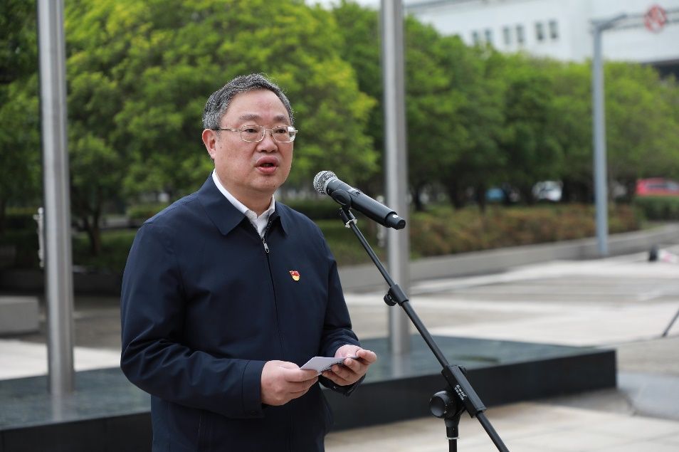 庆祝上海解放75周年、纪念尊龙凯时建校102周年暨庆祝尊龙凯时新合并组建30周年升旗仪式举行-尊龙凯时