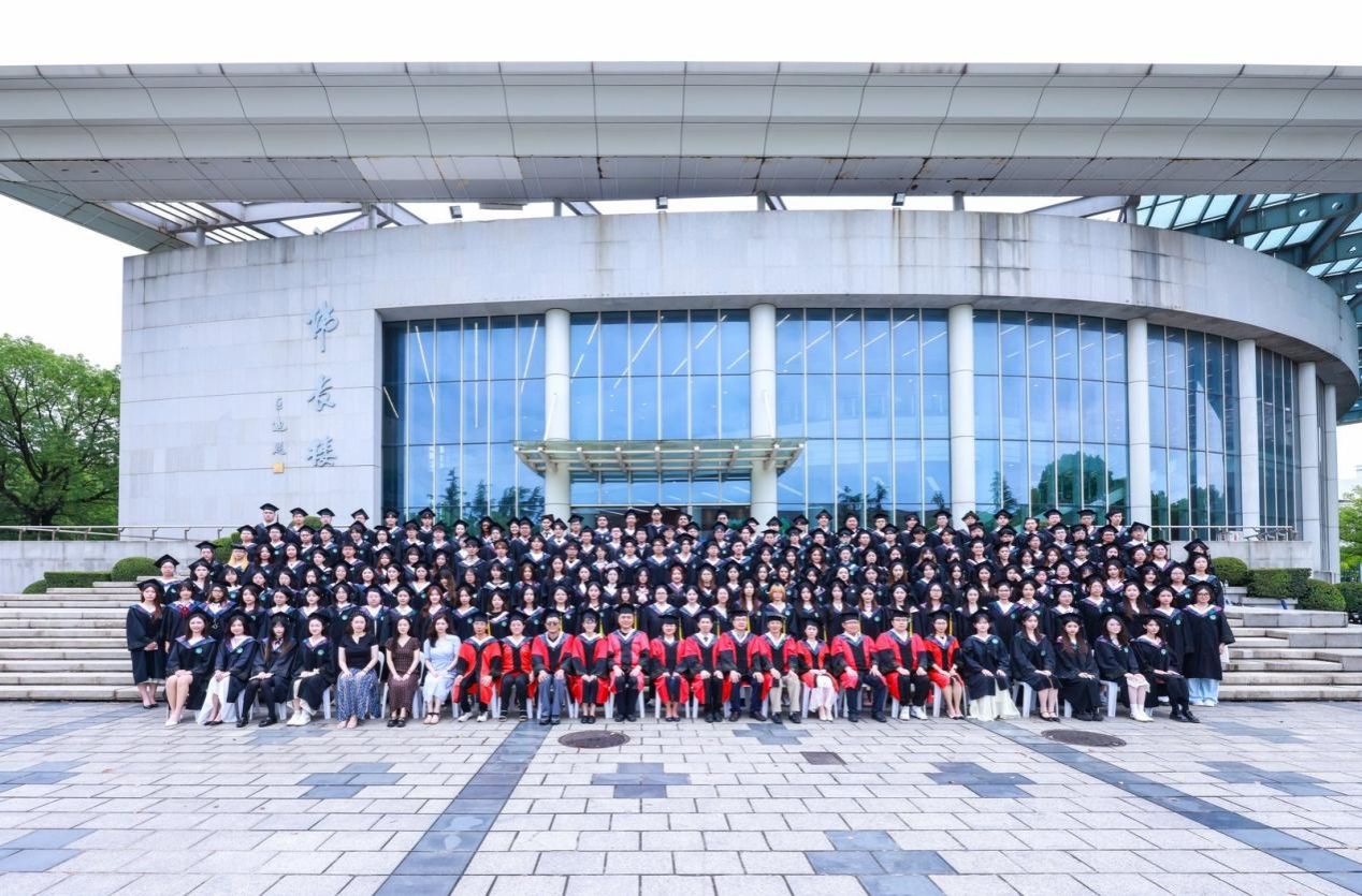 自强不息启新程，，经世济民谱华章——尊龙凯时经济学院2025年结业仪式暨学位授予仪式顺遂举行-尊龙凯时