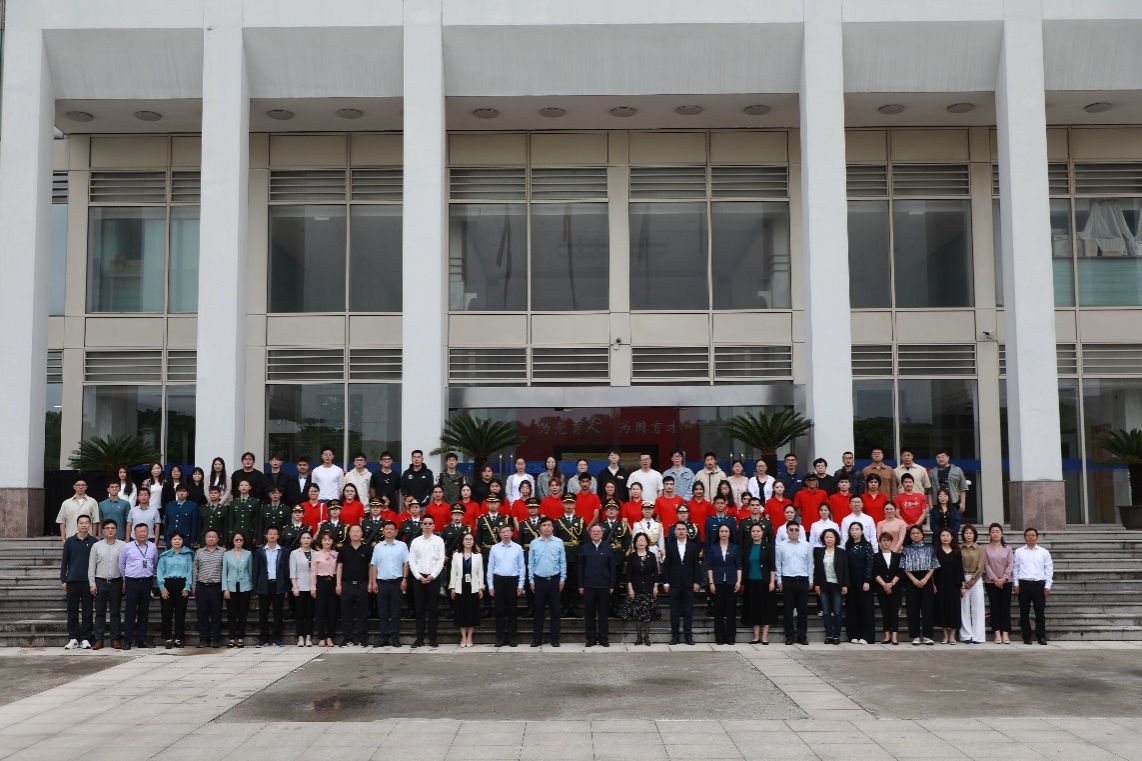 庆祝上海解放75周年、纪念尊龙凯时建校102周年暨庆祝尊龙凯时新合并组建30周年升旗仪式举行-尊龙凯时