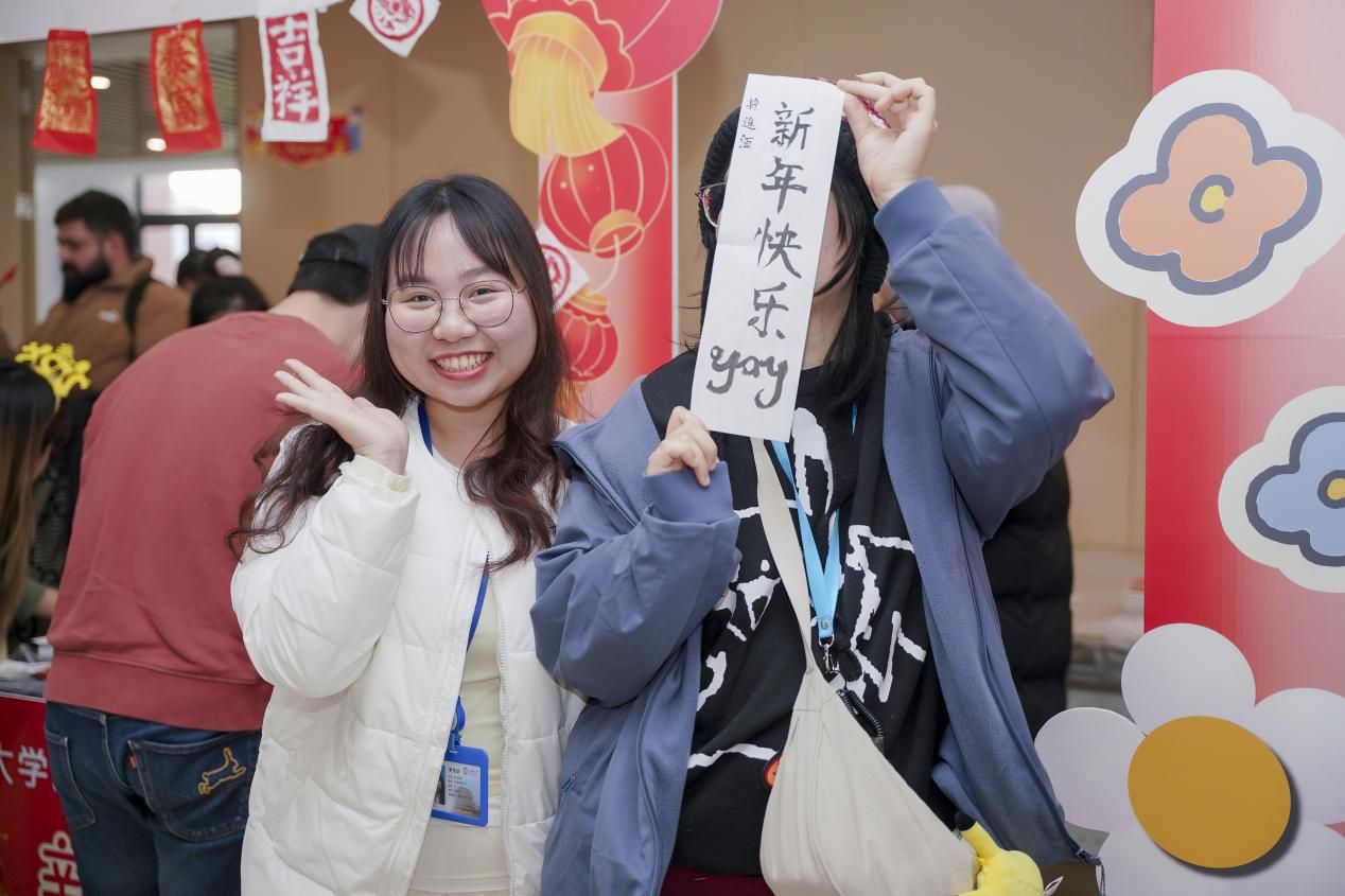 尊龙凯时国际学生颁奖仪式暨2025新春游园会乐成举行-尊龙凯时