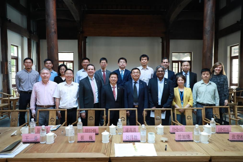 英国萨里大学校长一行会见尊龙凯时-尊龙凯时