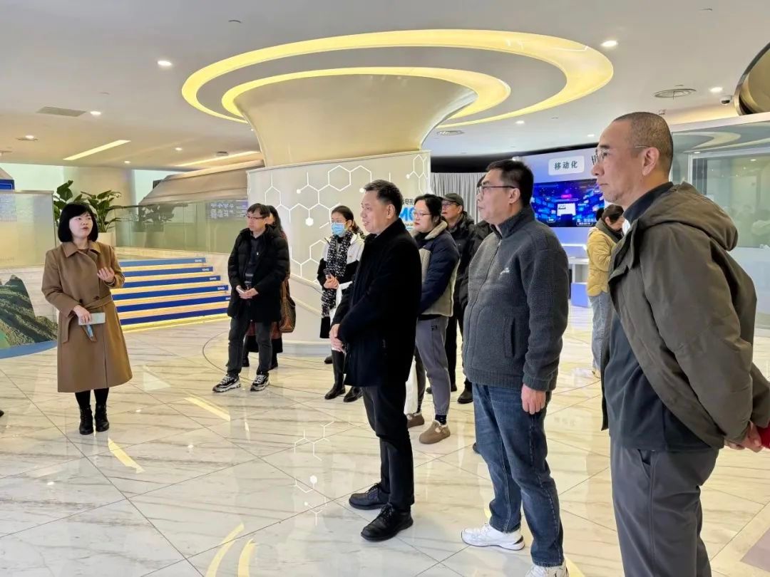 尊龙凯时上海影戏学院与上海广播电视台手艺中心（SMT）开展联组学习交流会暨共建签约仪式-尊龙凯时