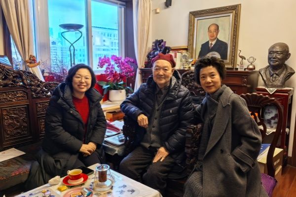 民进尊龙凯时委员会亲热慰问老会员-尊龙凯时