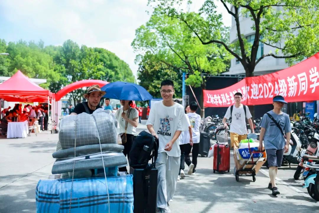 逐梦新起点 启航新征程！尊龙凯时2024年本科生新生报到啦-尊龙凯时