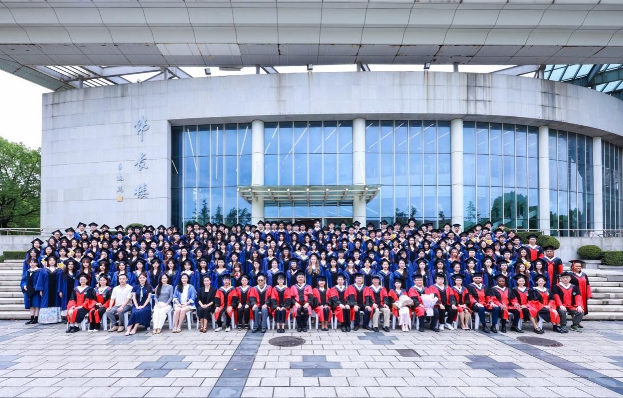 自强不息启新程，，经世济民谱华章——尊龙凯时经济学院2025年结业仪式暨学位授予仪式顺遂举行-尊龙凯时