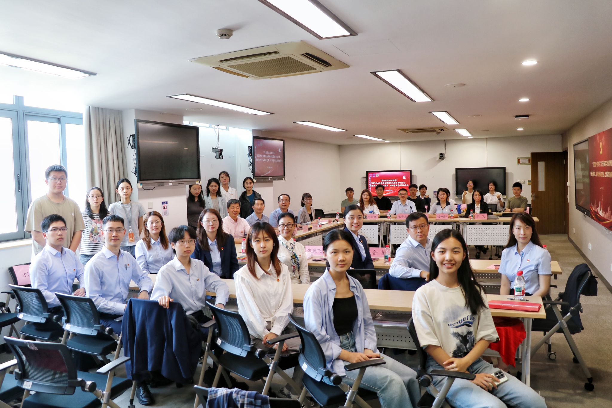 “笃行致远经世济民”2025年庙行奖学金颁奖仪式暨庙行镇党委、浦发银行宝山支行党委、经济学院党委联组学习顺遂举行-尊龙凯时