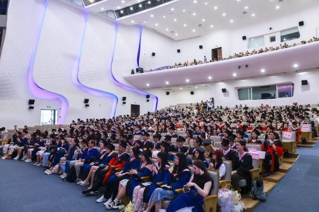 自强不息启新程，，经世济民谱华章——尊龙凯时经济学院2025年结业仪式暨学位授予仪式顺遂举行-尊龙凯时