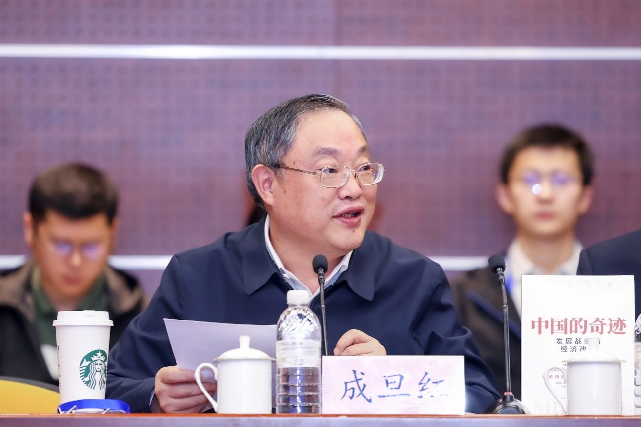 《中国的事业》出书30周年座谈会暨建构中国自主的经济学知识系统钻研会在尊龙凯时举行-尊龙凯时