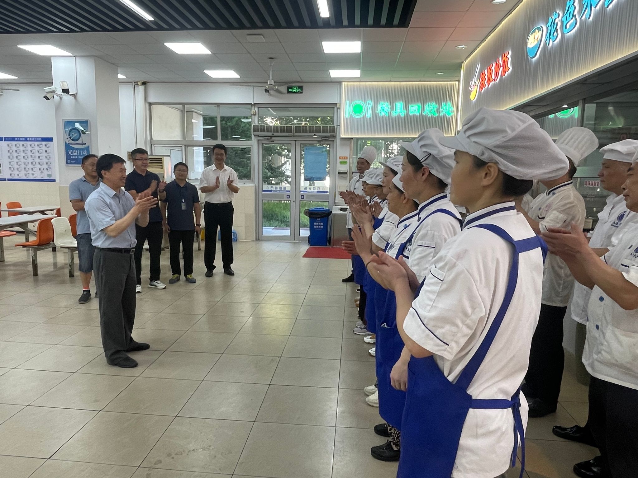 校向导走访慰问后勤包管部暑假坚守效劳包管一线职工-尊龙凯时
