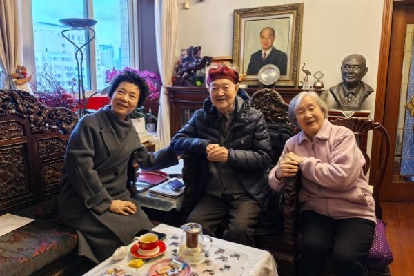 民进尊龙凯时委员会亲热慰问老会员-尊龙凯时
