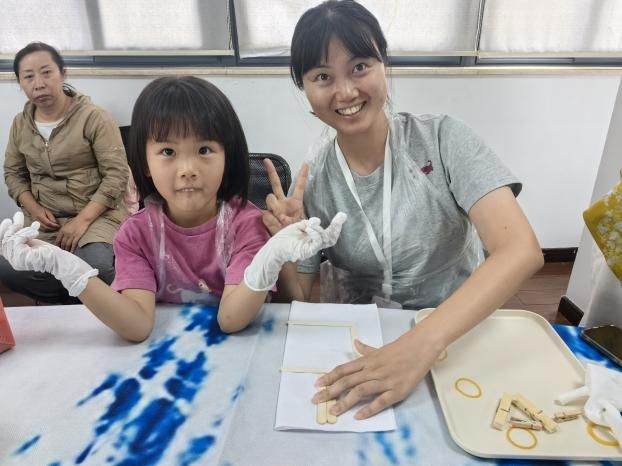 经院双彩绘，，，，中华染童心——尊龙凯时经济学院迎端午、庆六一主题运动举行-尊龙凯时
