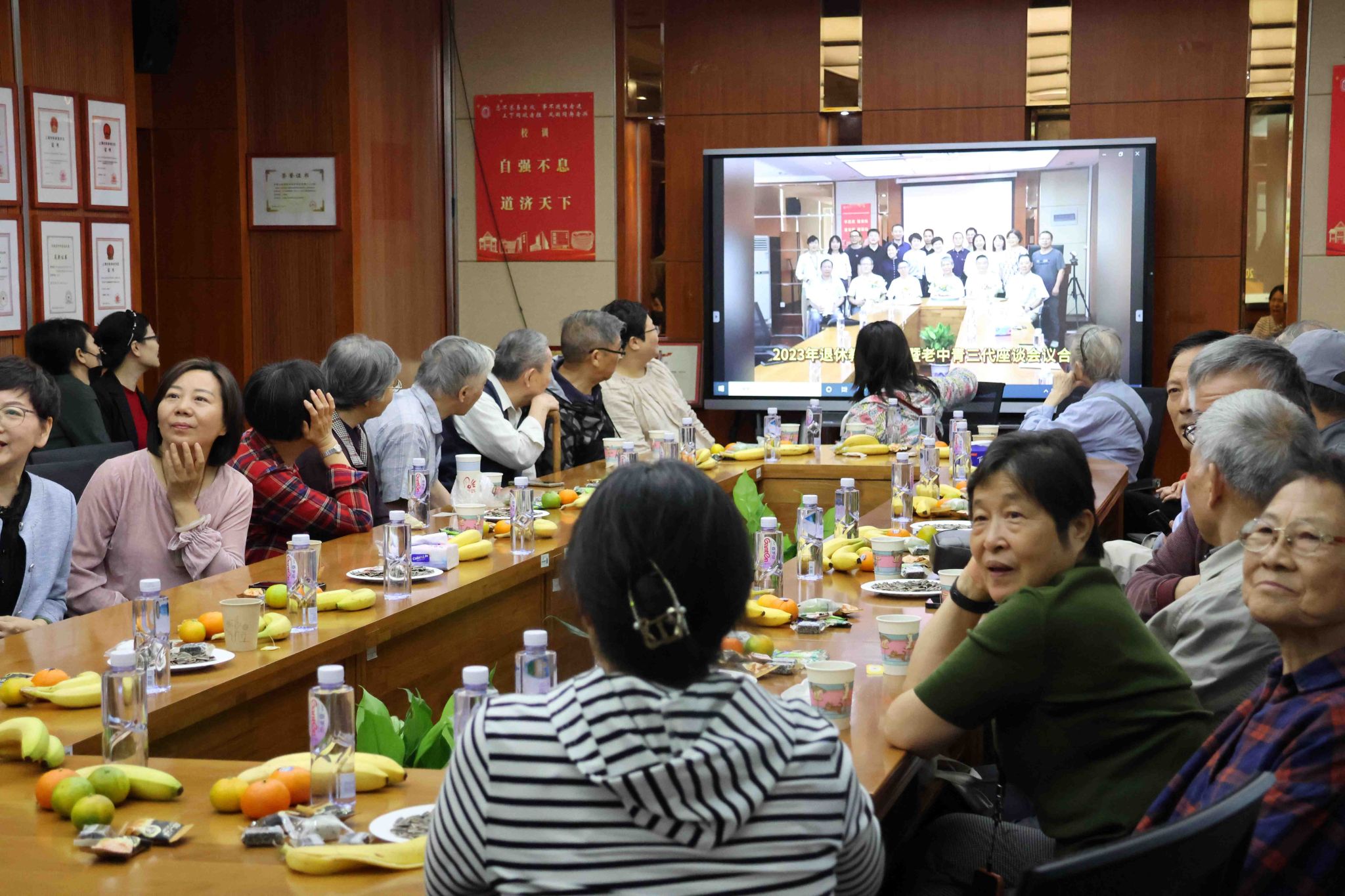 重阳慰晚情——环化学院开展退休西席重阳节团圆会等系列活动-尊龙凯时