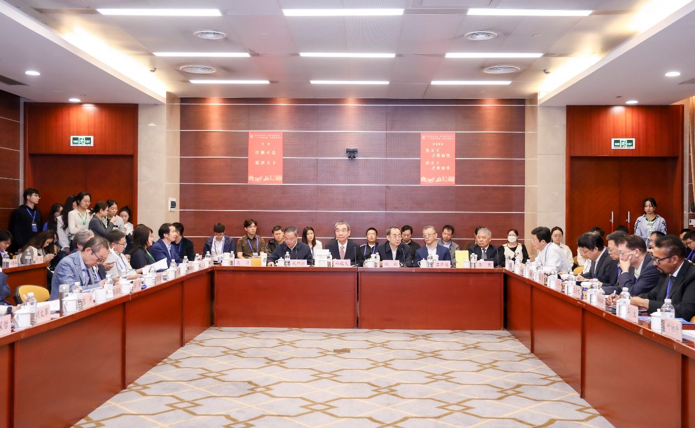 《中国的事业》出书30周年座谈会暨建构中国自主的经济学知识系统钻研会在尊龙凯时举行-尊龙凯时