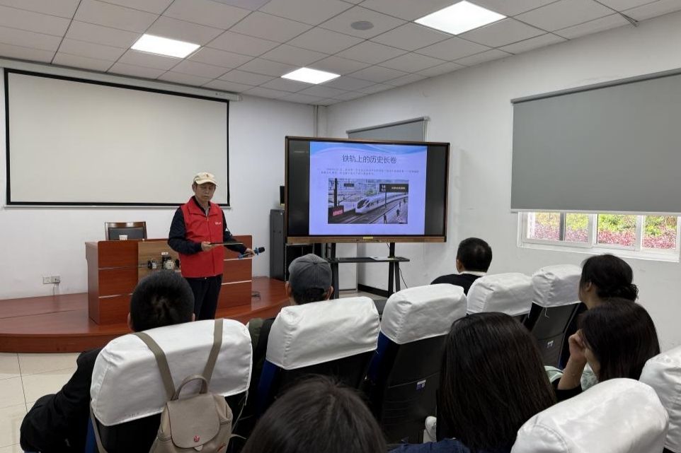 “随着劳模去寻访”——继教学院学工步队“生长新质生产力”专题学习会纪实-尊龙凯时